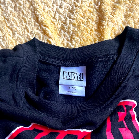 7/8 Boys MARVEL sweater. - Picture 2 of 2